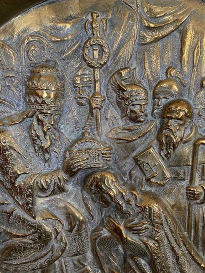 null Grand plateau en cuivre à décor d'une scène de couronnement de Charlemagne "Carlus...