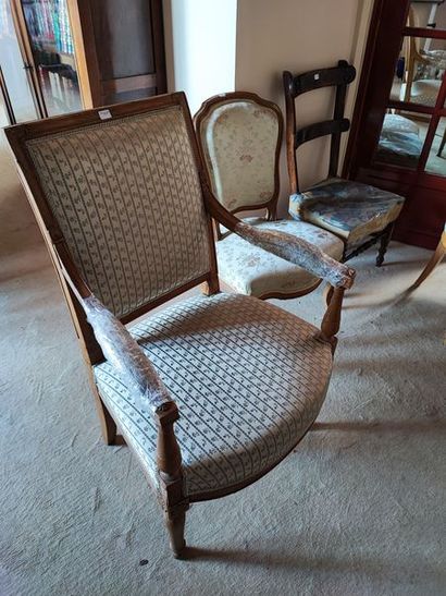 null Lot : deux chaises basses, paire de fauteuils.