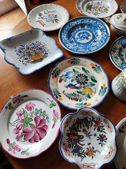 null 
Mannette of earthenware including plates, dishes and various. 

Egregations.



Lot...