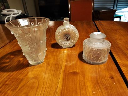 null Lalique France et R. Lalique. Deux flacons couverts en verre moulé pressé à...