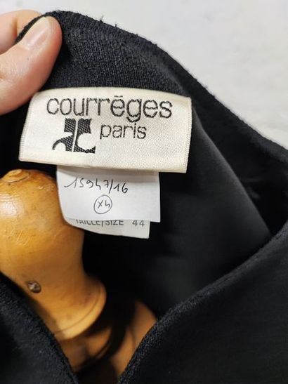 null COURRÈGES Paris

Lot de deux ensembles :

- Un tailleur jupe en laine noire...