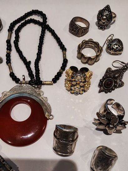 null Lot de bijoux éthniques comprenant bagues, colliers, sautoirs, boucles d'oreilles,...