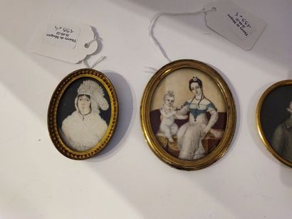 null Lot de 4 portraits miniatures dont trois ovales figurant un jeune homme en habit...