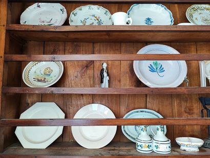 null Lot of porcelain and earthenware dishes, plates, cups and under cup.

Accid...