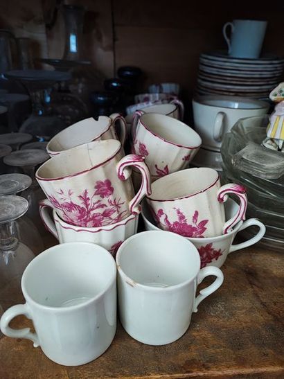 null Lot of porcelain and earthenware dishes, plates, cups and under cup.

Accid...