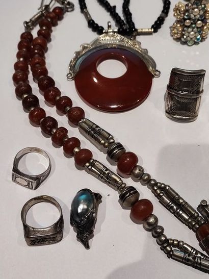 null Lot de bijoux éthniques comprenant bagues, colliers, sautoirs, boucles d'oreilles,...