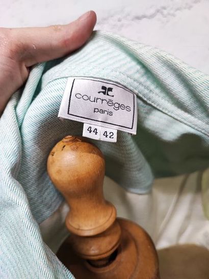 null COURRÈGES Paris

Robe en coton tissé bleu vert, col cranté sur fermeture décalée...