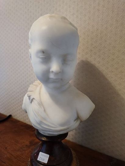 null Buste d'enfant en marbre sur piédouche en marbre griotte. 

Haut.: 37 cm. 

Petits...