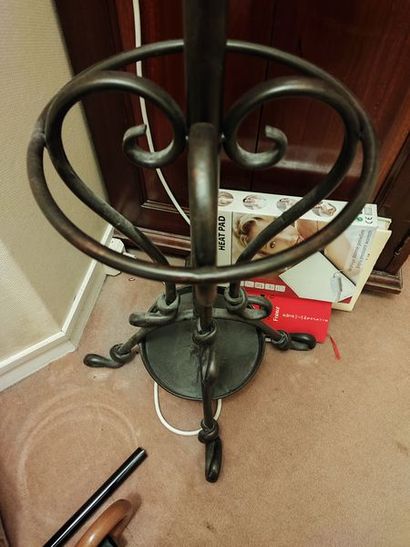 null Lot of furniture including : 

Modern wrought iron coat rack. Height: 191 cm....