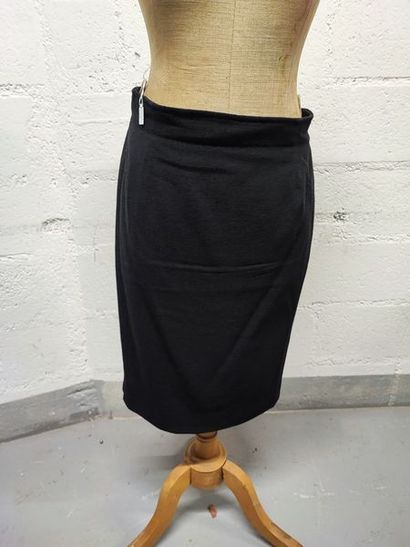 null COURRÈGES Paris

Lot of two sets:

- A skirt suit in black wool composed of...