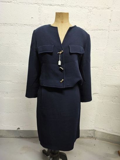 null COURRÈGES Paris

Lot including two sets:

- The first in navy blue wool composed...