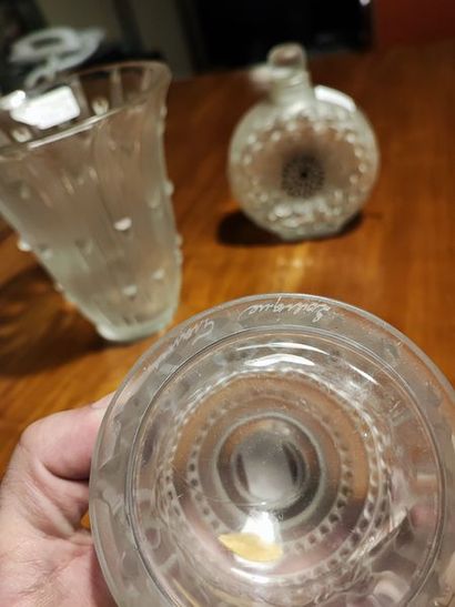 null Lalique France et R. Lalique. Deux flacons couverts en verre moulé pressé à...