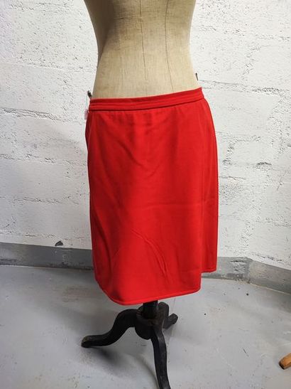 null COURRÈGES Paris

Lot including:

- A skirt suit in red wool consisting of a...
