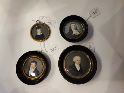 Lot de 4 portraits miniatures ronds figurant...