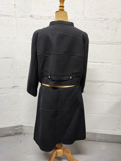 null COURRÈGES Paris

Black wool skirt suit composed of a short jacket, small stand-up...