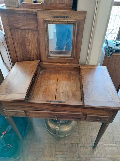 null Walnut dressing table with three drawers, circa 1800.

Size: 68 x 80 x 45 c...