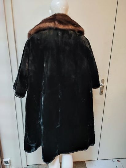 null 
CARVEN

Coat in black SHEEP, shawl collar and facings in glossy female mink,...