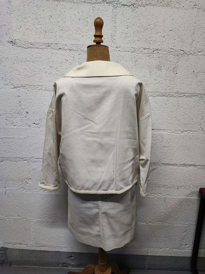null COURRÈGES Paris

Ensemble en ottoman de coton blanc composé d’une veste légèrement...