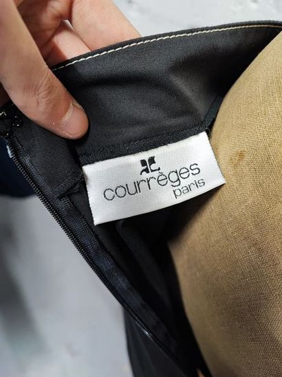 null COURRÈGES Paris

Lot comprenant :

- Un tailleur jupe en mélange de coton et...
