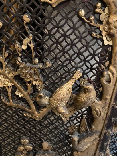 null 
Quatre panneaux en bois sculpté et doré et laqué ajourés à décors d'oiseaux...