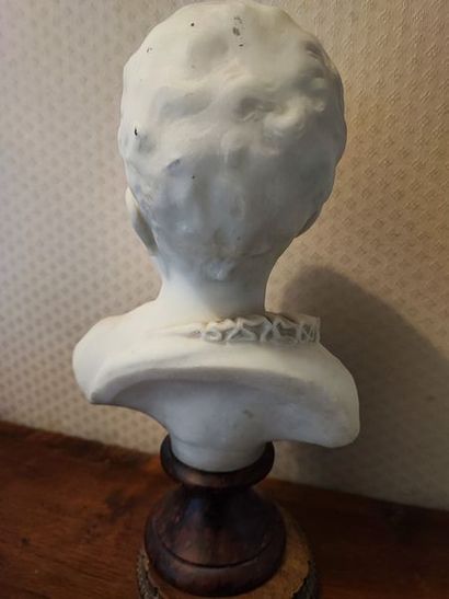 null Buste d'enfant en marbre sur piédouche en marbre griotte. 

Haut.: 37 cm. 

Petits...
