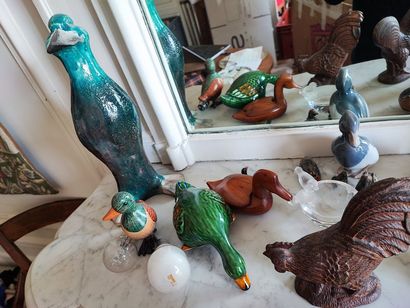 null 
Lot of bird groups in wood, earthenware, porcelain and miscellaneous including...