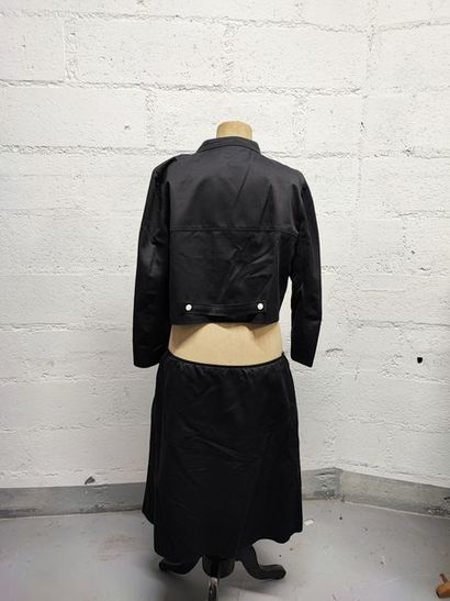 null COURRÈGES Paris

Tailleur jupe en coton noir composé d’une veste courte à petit...