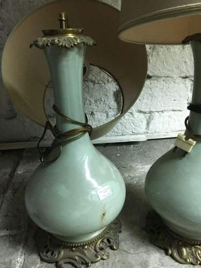 null Paire de vases balustres montés en lampe, fond porcelaine céladon. Début du...