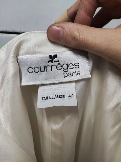 null COURRÈGES Paris

Lot comprenant trois pantalons cigarette en laine dont un noir,...