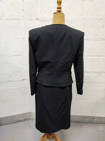 null COURRÈGES Paris

Lot of two sets:

- A skirt suit in black wool composed of...