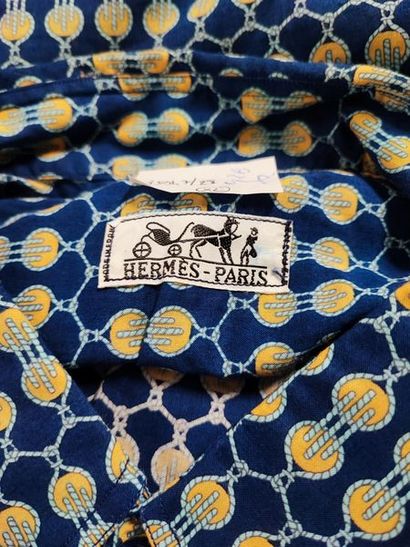 null HERMÈS Paris, HERMÈS Sport

Lot comprenant :

- Une chemise droite à manches...