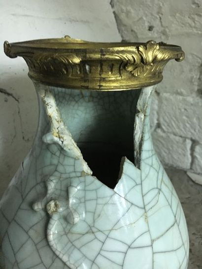 null Chine. Vase balustre en porcelaine craquelée céladon. Monture de style Louis...