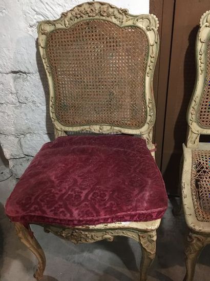 null Paire de chaises laquées cannées à décor floral sculpté. Style Louis XV. Dim.:...