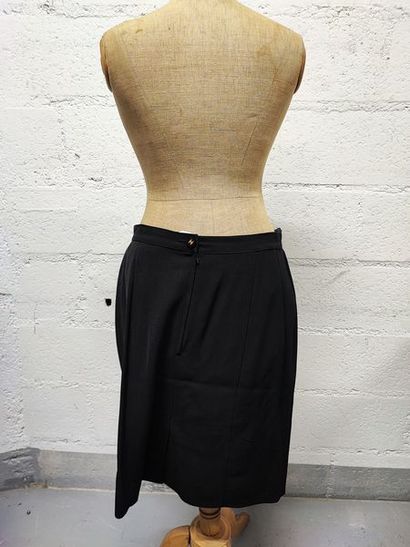 null CHANEL

Straight skirt in black wool, closure in the back by a round button...