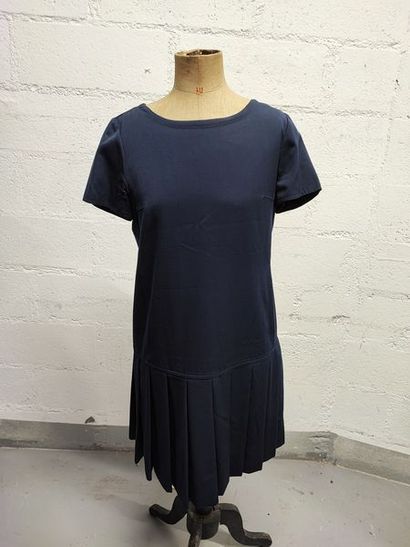 null COURRÈGES Paris

Short-sleeved dress in navy blue wool, round neckline, two...
