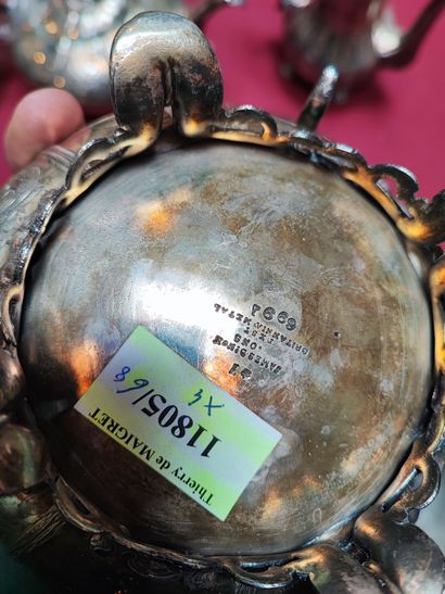 null Samovar en métal argenté à décor de pampres de vignes, fin du XIXème siècle....