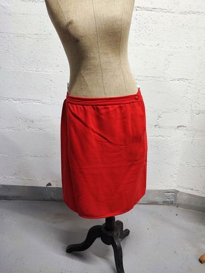 null COURRÈGES Paris

Lot comprenant :

- Un tailleur jupe en laine rouge composé...