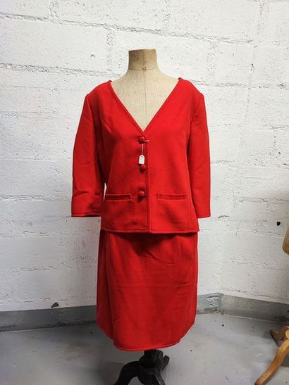 null COURRÈGES Paris

Lot including:

- A skirt suit in red wool consisting of a...