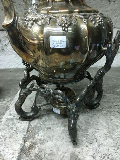 null Samovar en métal argenté à décor de pampres de vignes, fin du XIXème siècle....