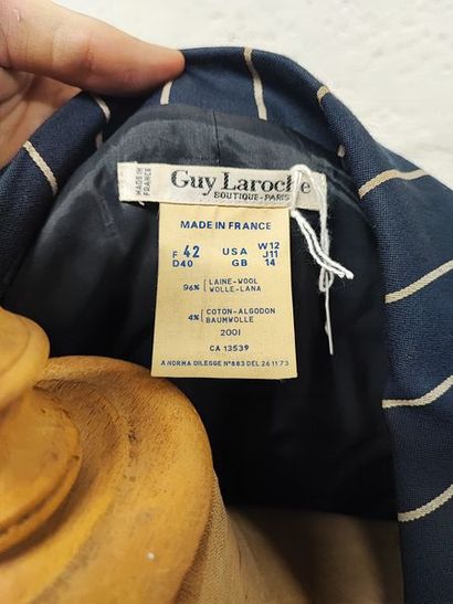 null GUY LAROCHE Boutique, circa 1980

Robe/manteau croisé en mélange de laine et...