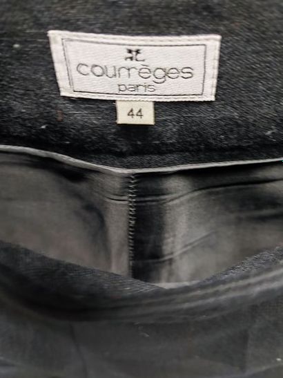 null COURRÈGES Paris

Lot comprenant trois pantalons cigarette en laine dont un noir,...