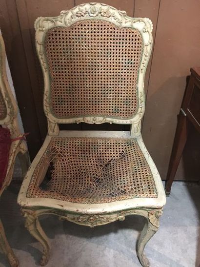 null Paire de chaises laquées cannées à décor floral sculpté. Style Louis XV. Dim.:...