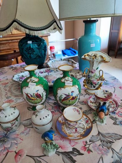 null Mannette de porcelaine et faïence comprenant 2 tasses, dans le gout de Minton,...