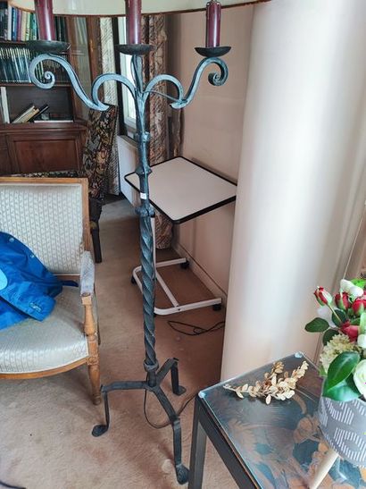 null Floor lamp in wrought iron tripod. Height: 145 cm.