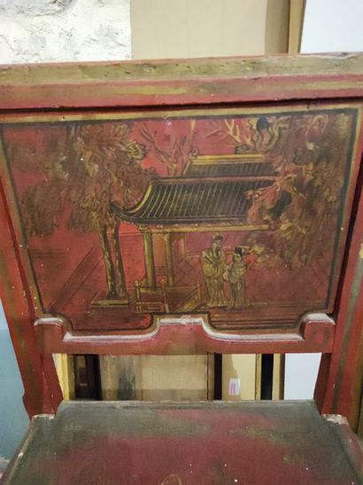 null Chaise laquée rouge dans le gout chinoisant à décor de scène de palais. Haut.:...