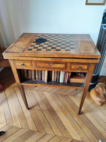 null 
Game table with inlaid decoration of cards in Louis XVI style.




Size: 80...