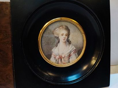 null Lot de 2 miniatures, l'une ronde figurant un portrait de jeune femme à la coiffure...