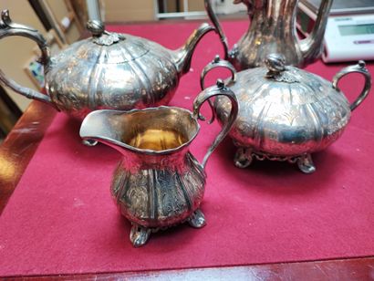 null Samovar en métal argenté à décor de pampres de vignes, fin du XIXème siècle....