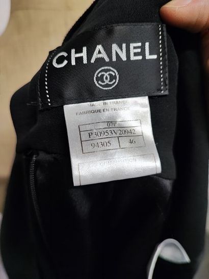 null CHANEL

Robe de cocktail longueur sous genoux en soie noire, large encolure...