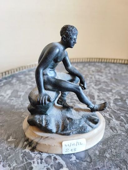 null Jeune romain assis. Petit bronze dans le style antique sur socle marbre. Dim.:...